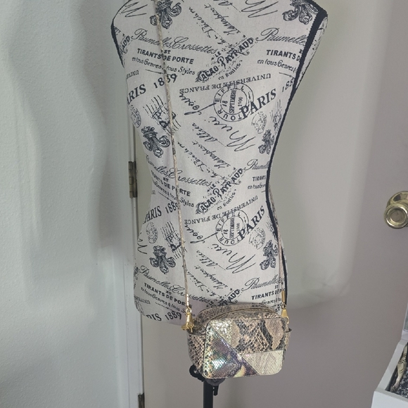 Stella McCartney Faux-Snakeskin Irredesent Camera/Crossbody (EUC)(RARE)(COA)🤍✨️ - Picture 4 of 17